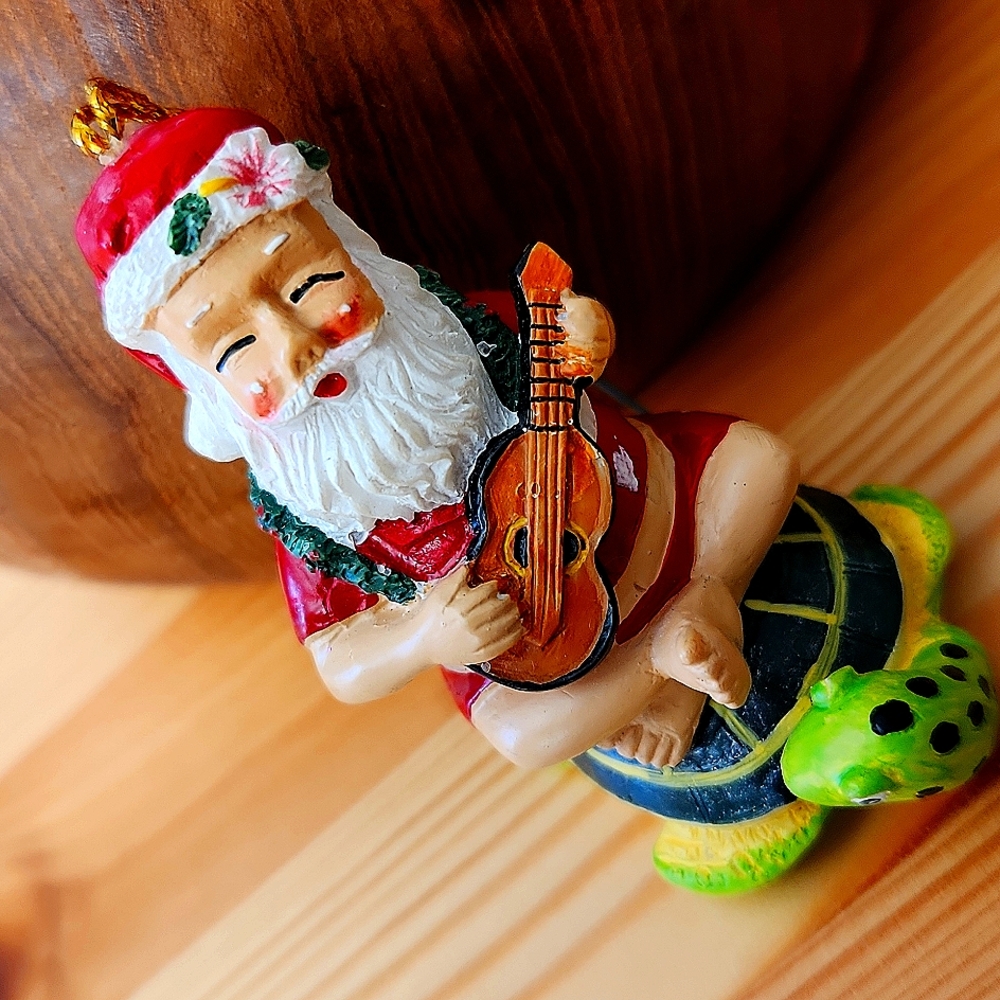 VTG Hawaiian Island Artist Ornament 'Strumming Santa' Honu.
